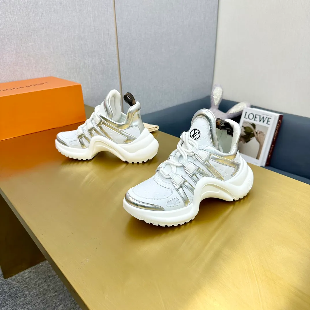 👟👟Ex-factory price 760👟👟LV donkey brand casual sports dad shoes. The bold and avant-garde design➕the distinctive wavy outsole is charming in the entire fashion circle. It is synonymous with new trends and trends. It is to be called the coolest casual sports shoe in history. Whoever wears it will become the most handsome person who turns heads. The height of the heel is about 5.5cm, and the heel is about 8mm.  🌸Imported fabrics🐂leather➕Imported🐐leather➕Imported T👟👟Ex-factory price U splicing 🌸Inner lining imported mesh fabric➕Cowhide lining Outsole vacuum foaming and T👟👟Ex-factory price U combination 🌸 Size women's size 35-41